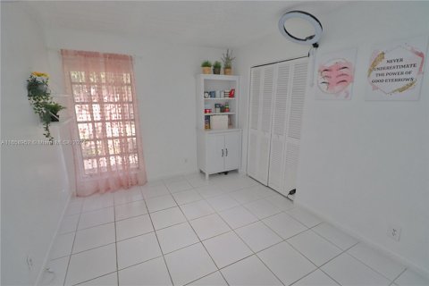 House in Pembroke Pines, Florida 3 bedrooms, 193.24 sq.m. № 1362777 - photo 23