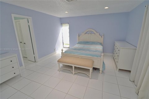 House in Pembroke Pines, Florida 3 bedrooms, 193.24 sq.m. № 1362777 - photo 16