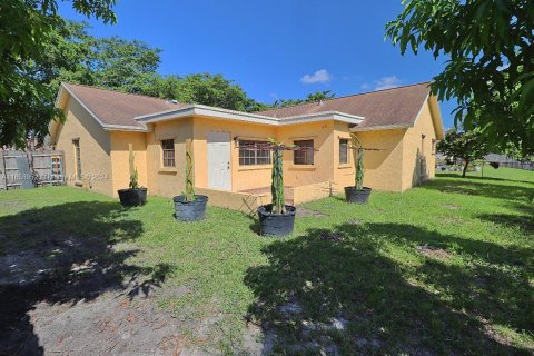 House in Pembroke Pines, Florida 3 bedrooms, 193.24 sq.m. № 1362777 - photo 30