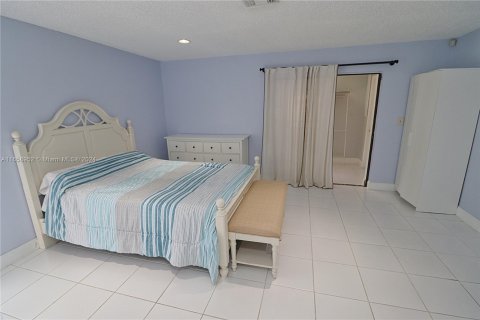 House in Pembroke Pines, Florida 3 bedrooms, 193.24 sq.m. № 1362777 - photo 18