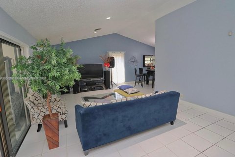 House in Pembroke Pines, Florida 3 bedrooms, 193.24 sq.m. № 1362777 - photo 5