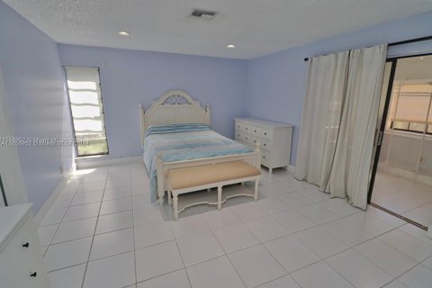 House in Pembroke Pines, Florida 3 bedrooms, 193.24 sq.m. № 1362777 - photo 17