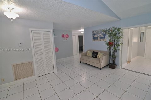 House in Pembroke Pines, Florida 3 bedrooms, 193.24 sq.m. № 1362777 - photo 9