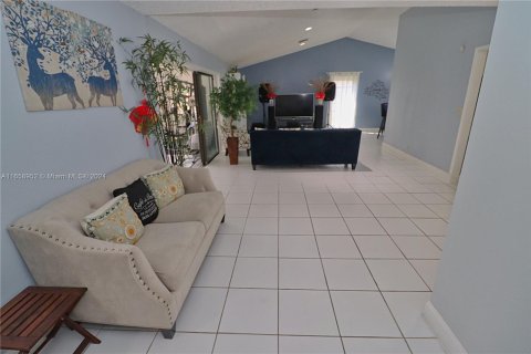 House in Pembroke Pines, Florida 3 bedrooms, 193.24 sq.m. № 1362777 - photo 8