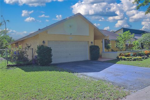 House in Pembroke Pines, Florida 3 bedrooms, 193.24 sq.m. № 1362777 - photo 3