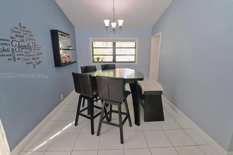 House in Pembroke Pines, Florida 3 bedrooms, 193.24 sq.m. № 1362777 - photo 11