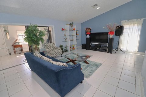 House in Pembroke Pines, Florida 3 bedrooms, 193.24 sq.m. № 1362777 - photo 4