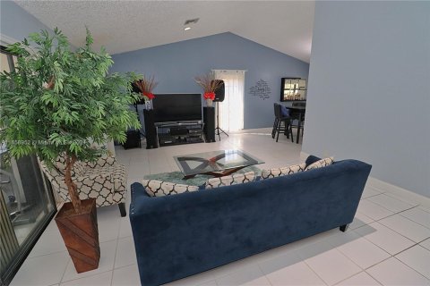 House in Pembroke Pines, Florida 3 bedrooms, 193.24 sq.m. № 1362777 - photo 7