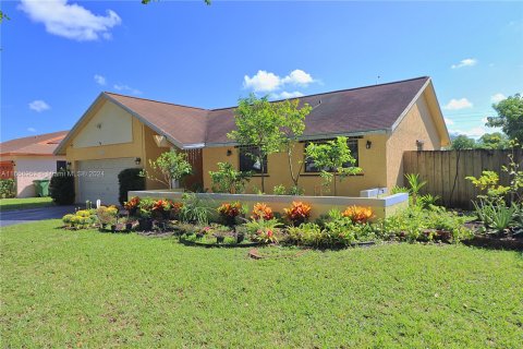 House in Pembroke Pines, Florida 3 bedrooms, 193.24 sq.m. № 1362777 - photo 2