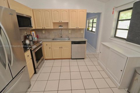 House in Pembroke Pines, Florida 3 bedrooms, 193.24 sq.m. № 1362777 - photo 13