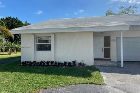 House in Coral Springs, Florida 3 bedrooms, 134.71 sq.m. № 316544 - photo 27