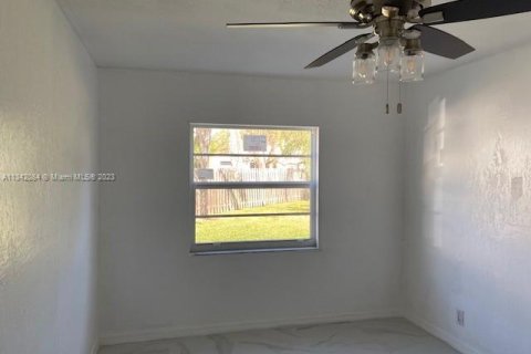 House in Coral Springs, Florida 3 bedrooms, 134.71 sq.m. № 316544 - photo 21