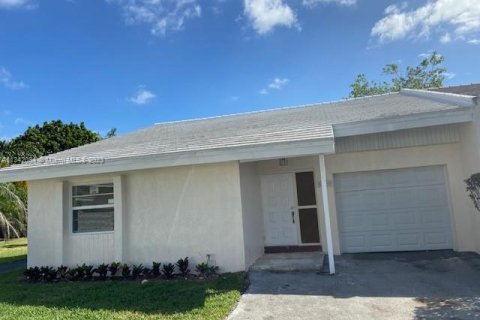 House in Coral Springs, Florida 3 bedrooms, 134.71 sq.m. № 316544 - photo 9