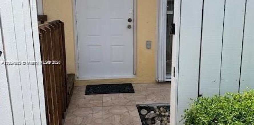 Townhouse in Miami, Florida 2 bedrooms, 92.9 sq.m. № 1355067