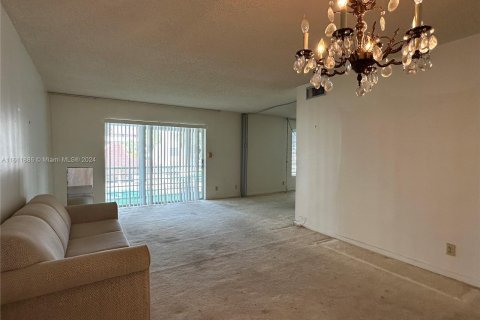 Condo in Lauderhill, Florida, 1 bedroom  № 1237487 - photo 11