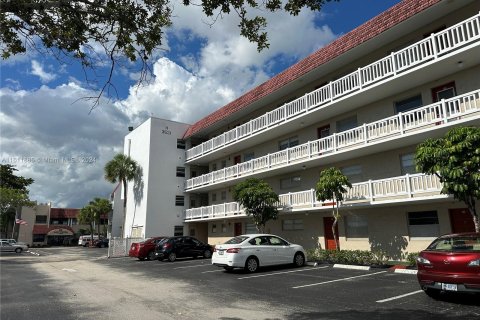 Condominio en venta en Lauderhill, Florida, 1 dormitorio, 83.98 m2 № 1237487 - foto 2