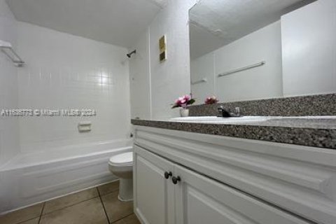 Condominio en venta en Hialeah, Florida, 3 dormitorios, 116.59 m2 № 1351722 - foto 9