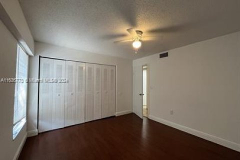 Condo in Hialeah, Florida, 3 bedrooms  № 1351722 - photo 7