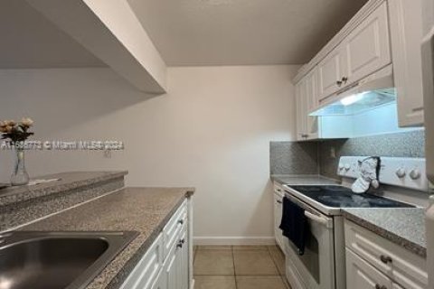 Condo in Hialeah, Florida, 3 bedrooms  № 1351722 - photo 2