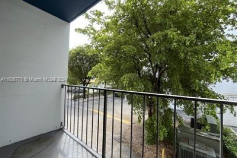 Condo in Hialeah, Florida, 3 bedrooms  № 1351722 - photo 15