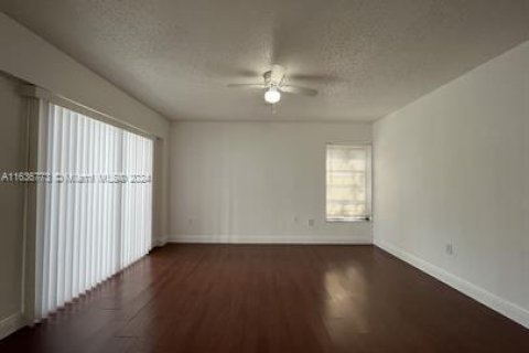 Condo in Hialeah, Florida, 3 bedrooms  № 1351722 - photo 4