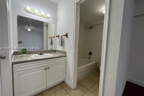 Condo in Hialeah, Florida, 3 bedrooms  № 1351722 - photo 11