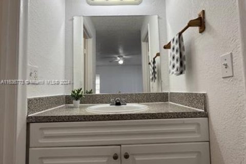 Condominio en venta en Hialeah, Florida, 3 dormitorios, 116.59 m2 № 1351722 - foto 12