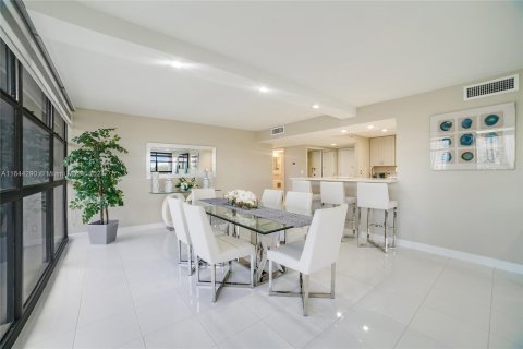 Condominio en venta en Hallandale Beach, Florida, 2 dormitorios, 132.85 m2 № 1355097 - foto 8