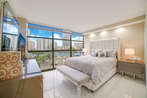 Condominio en venta en Hallandale Beach, Florida, 2 dormitorios, 132.85 m2 № 1355097 - foto 13