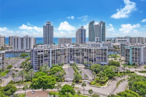 Condominio en venta en Hallandale Beach, Florida, 2 dormitorios, 132.85 m2 № 1355097 - foto 29