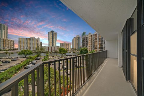 Condominio en venta en Hallandale Beach, Florida, 2 dormitorios, 132.85 m2 № 1355097 - foto 27