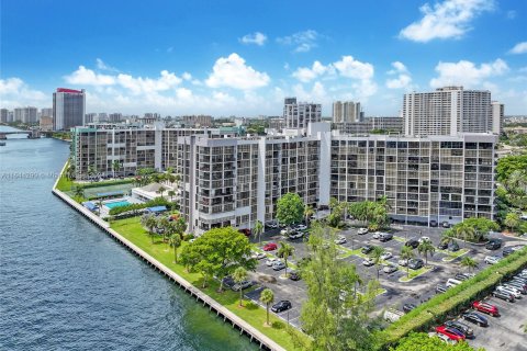 Condominio en venta en Hallandale Beach, Florida, 2 dormitorios, 132.85 m2 № 1355097 - foto 2