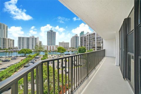 Condominio en venta en Hallandale Beach, Florida, 2 dormitorios, 132.85 m2 № 1355097 - foto 3