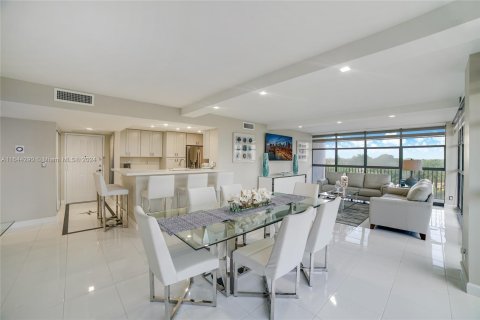 Condominio en venta en Hallandale Beach, Florida, 2 dormitorios, 132.85 m2 № 1355097 - foto 9