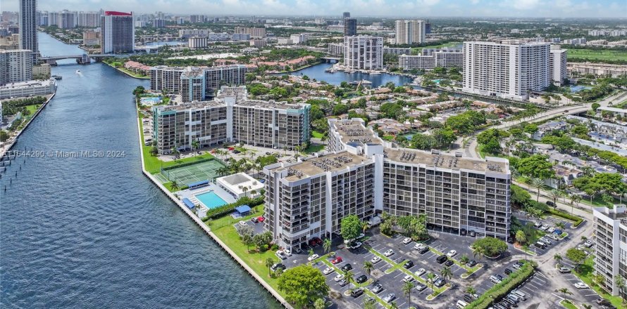 Condominio en Hallandale Beach, Florida, 2 dormitorios  № 1355097