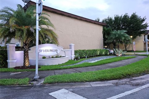 Townhouse in Miami, Florida 4 bedrooms, 144.83 sq.m. № 1234952 - photo 1