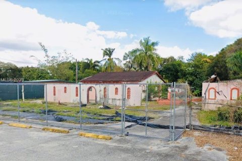 Commercial property in Tamarac, Florida № 325563 - photo 1