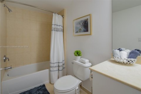 Condo in Sunny Isles Beach, Florida, 2 bedrooms  № 1291266 - photo 14