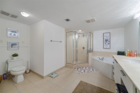 Condo in Sunny Isles Beach, Florida, 2 bedrooms  № 1291266 - photo 11