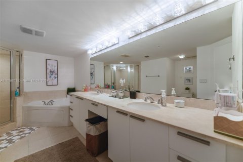 Condo in Sunny Isles Beach, Florida, 2 bedrooms  № 1291266 - photo 10