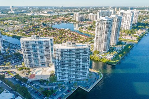 Condo in Aventura, Florida, 2 bedrooms  № 1355504 - photo 19