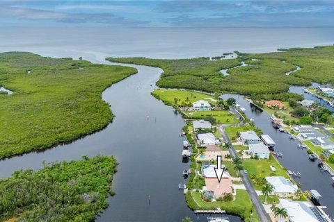 House in Punta Gorda, Florida 3 bedrooms, 212.19 sq.m. № 1308575 - photo 1