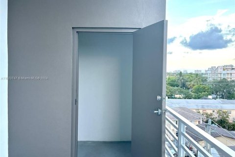 Condo in Hollywood, Florida, 2 bedrooms  № 1270596 - photo 11