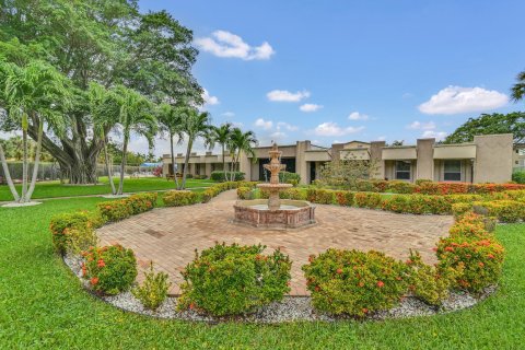 Condo in Palm Springs, Florida, 1 bedroom  № 1171067 - photo 11