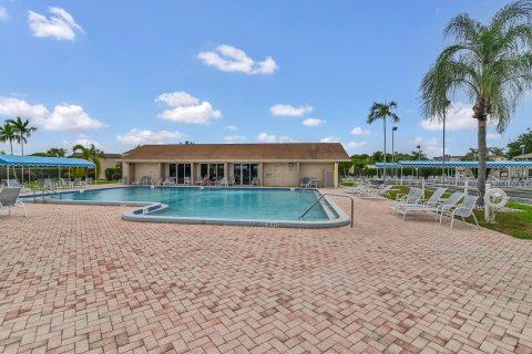 Condo in Palm Springs, Florida, 1 bedroom  № 1171067 - photo 4