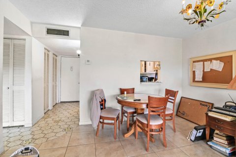 Condo in Palm Springs, Florida, 1 bedroom  № 1171067 - photo 20