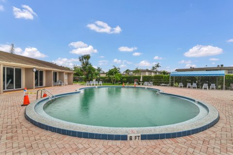 Condo in Palm Springs, Florida, 1 bedroom  № 1171067 - photo 3