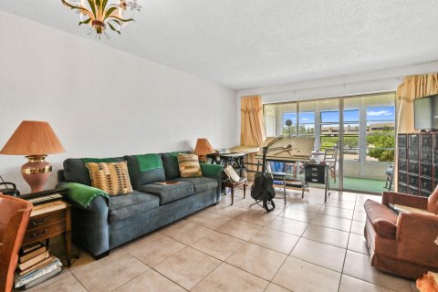 Condo in Palm Springs, Florida, 1 bedroom  № 1171067 - photo 22