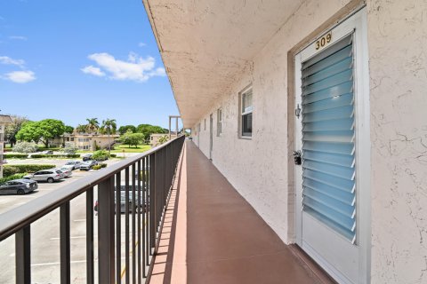 Condo in Palm Springs, Florida, 1 bedroom  № 1171067 - photo 25