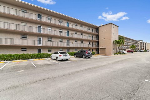 Condo in Palm Springs, Florida, 1 bedroom  № 1171067 - photo 26